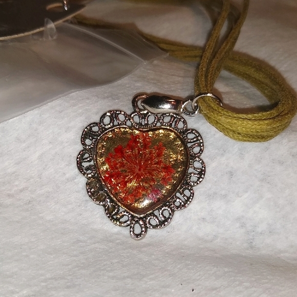Floral Glass Heart Pendant - Picture 5 of 8